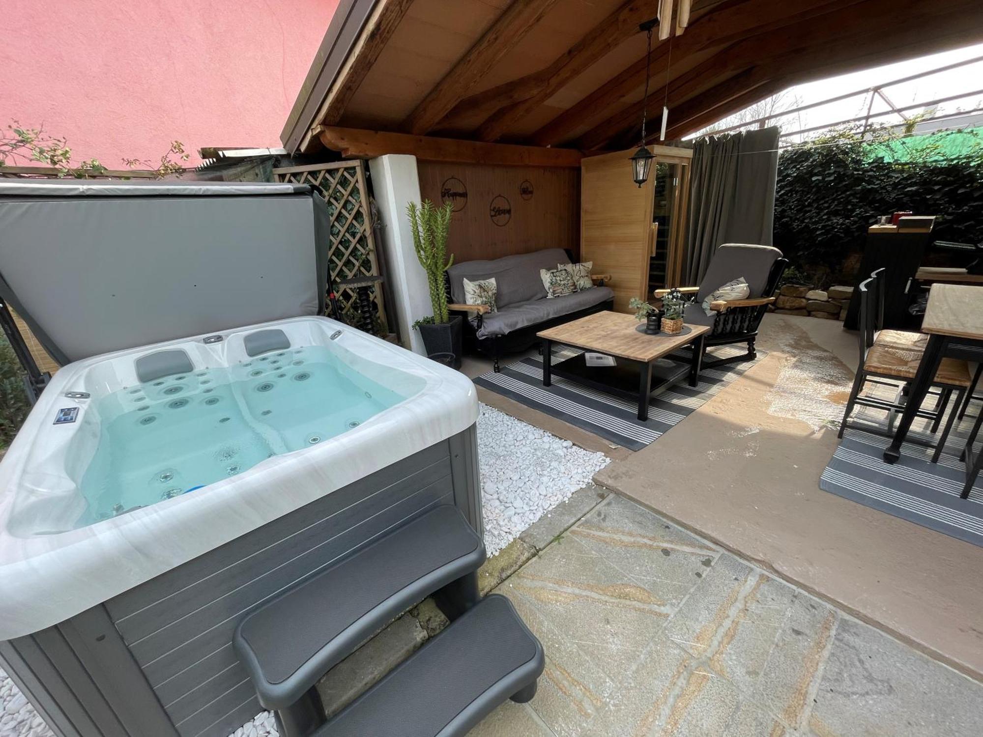 Villa Noa Jacuzzi & Sauna Izola Bagian luar foto
