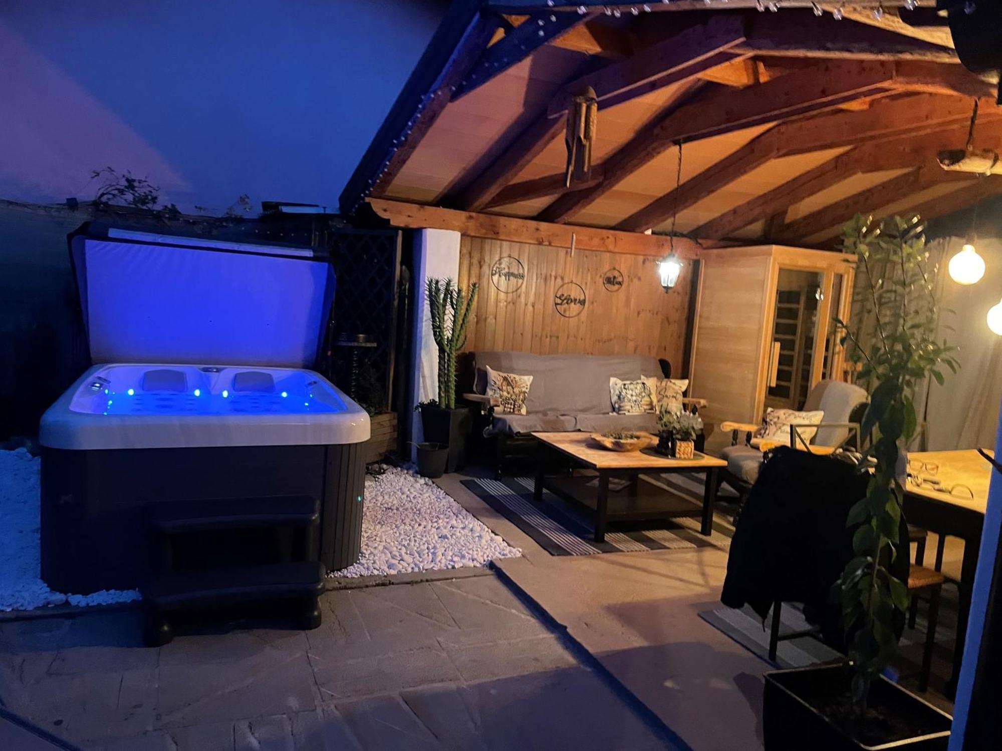 Villa Noa Jacuzzi & Sauna Izola Bagian luar foto